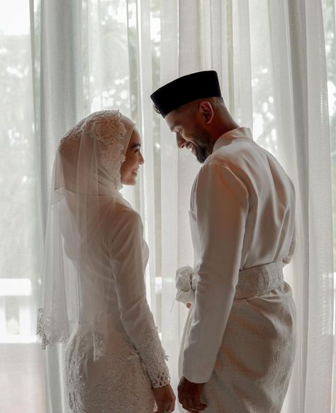 Malay Wedding Photoshoot, Malay Wedding Pose, Wedding Moodboard Inspiration, Malay Wedding Photography, Veil Wedding Pictures, Nikah Photoshoot, Melayu Wedding, Wedding Photography Detail Shots, Muslim Wedding Photos