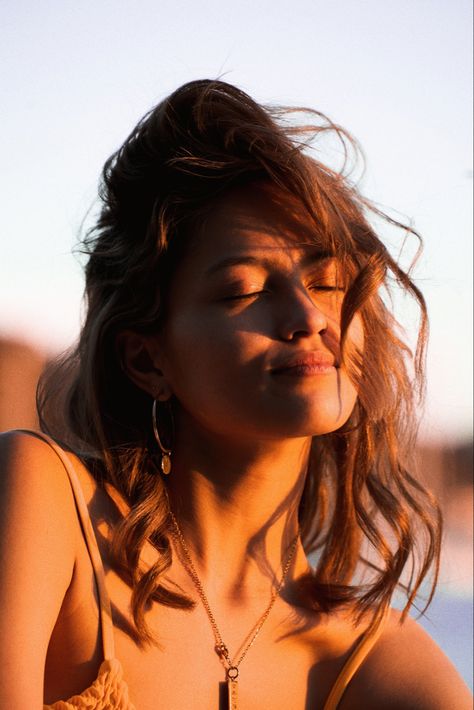 Woman Relaxing Photography, Sunrise Lighting Reference, Front Lighting Photography, Beach Sunset Portrait, Natural Lighting Portrait, Sunrise Portrait Photography, Golden Hour Photography Portraits, Sunlight Photography Portraits, Natural Light Portrait Photography