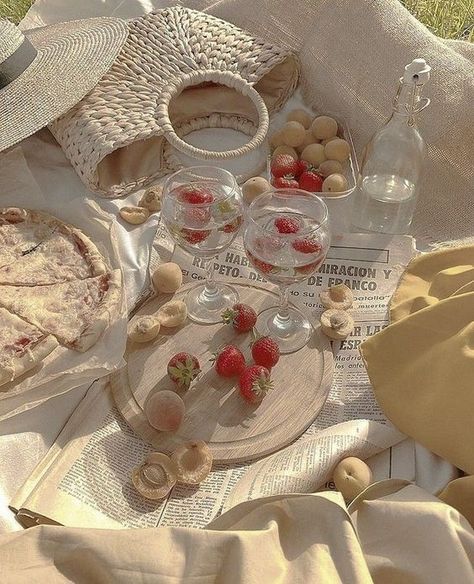 Vintage Spring Aesthetic, Vintage Spring Wedding, Color Palette Vintage, Tea Party Birthday Ideas, Vintage Spring Decor, Spring Mantle Decor, Spring Mantle, Picnic Inspiration, Picnic Birthday