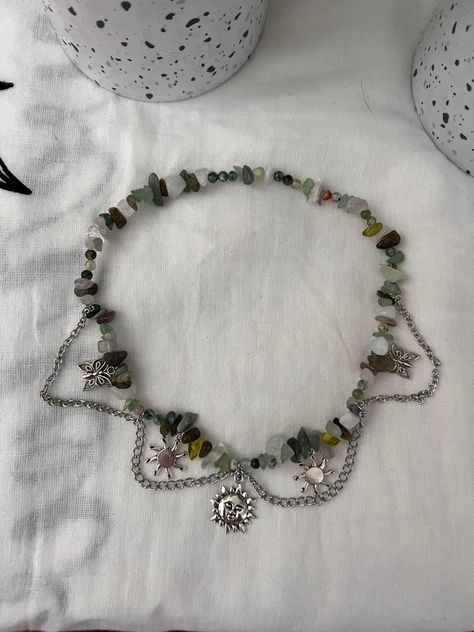 Diy Punk Necklace, Alternative Beaded Jewelry, Funky Necklaces Jewelry, Goblincore Bracelet, Handmade Necklaces Diy, Necklace Diy Ideas, Fairy Grunge Jewelry, Whimsigoth Jewelry, Earthy Necklace