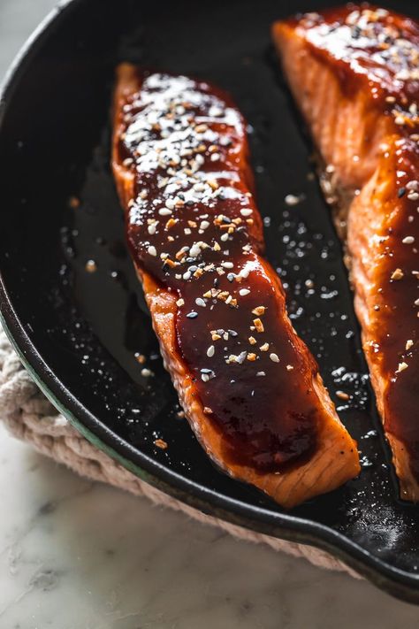 My new favorite way to enjoy salmon – brushing it with a simple glaze made from hoisin sauce, soy sauce, rice wine vinegar, garlic and ginger. Serve over cauliflower rice for a healthy asian inspired lunch or dinner #mealprep #salmonrecipes #healthyrecipes Salmon Hoisin Sauce Recipe, Salmon With Hoisin Sauce, Salmon Cauliflower Rice, Salmon Cauliflower, Cauliflower Rice Bowl, Rice Bowl Recipe, Bowl Meals, Winter Foods, Healthy Asian