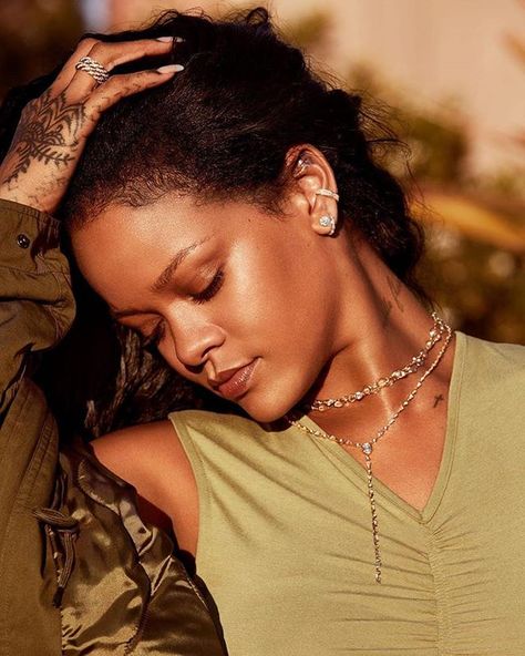 robynrihannafentyはInstagramを利用しています:「Omggg 😍💕 @fentyskin #badgalriri #rihannanavy #rihanna」 Hip Hop Producers, Fenty Skin, Rihanna Riri, Guinness World Records, Foundation Shades, Rihanna Fenty, Side Profile, Fenty Beauty, St Michael