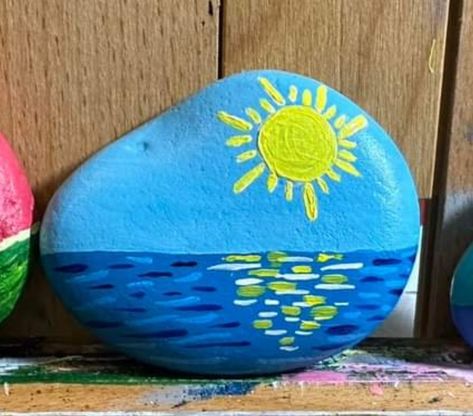 Beach Rock Painting, Cute Rock Painting Ideas Easy, Happy Stones, Stella Marina, Diy Rock Art, Seashell Painting, Beach Rocks, Holiday Painting, Painted Shells