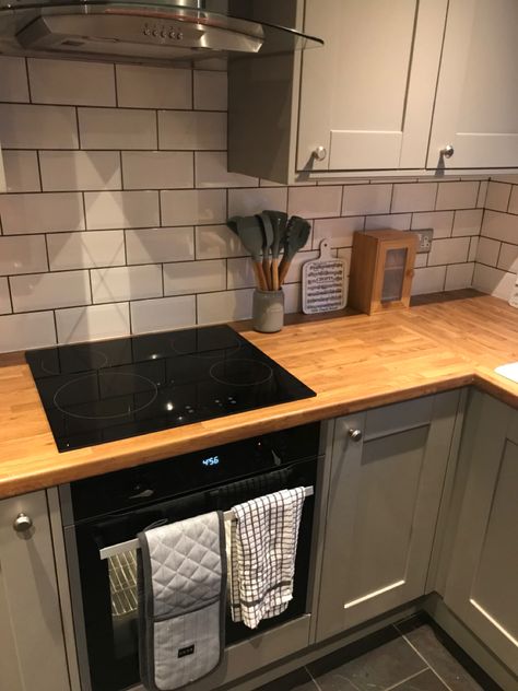 Grey Shaker Kitchen with wood look worktop Brown Worktop Kitchen, Grey Kitchen Wood Worktop, Wood Worktop Kitchen, Kitchen Cupboard Colours, Black Kitchen Handles, Grey Shaker Kitchen, Kitchen Tile Ideas, Light Grey Kitchens, Grey Kitchen Floor