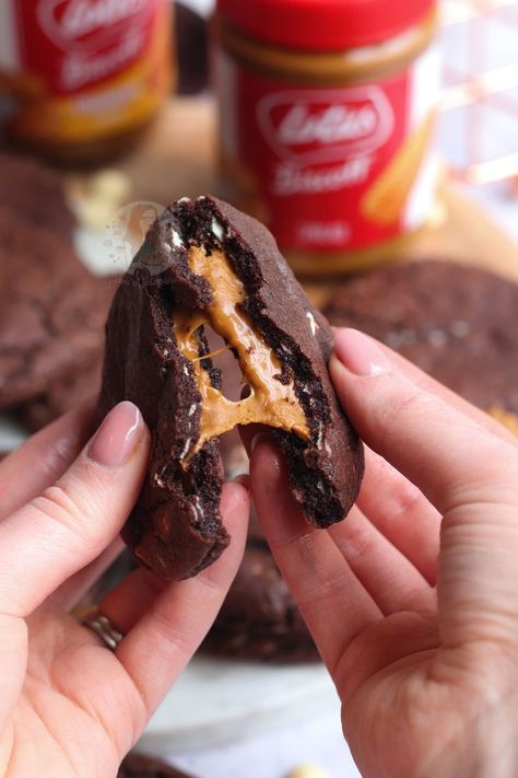 Biscoff Stuffed Cookies 🧡🍪 Gooey Biscoff stuffed cookies with white chocolate chips –heaven in every Biscoff bite! Day TWO of my TEN DAYS OF COOKIES and it has to be none other than the most popular flavoured spread to date…biscoff! Recipe below 👇🏼 🧡Recipe🧡 Ingredients ▪️15 heaped tsps Biscoff ▪️115g unsalted butter ▪️175g light brown sugar ▪️1tsp vanilla ▪️1 medium egg ▪️235g plain flour ▪️40g cocoa powder ▪️1/2tsp bicarbonate of soda ▪️1/2tsp salt ▪️1tbsp cornflour ▪️200g finely chopped Mini Victoria Sponge Cakes, Chocolate And Orange Tart, Chocolate Orange Cheesecake, Mini Eggs Cookies, Biscoff Recipes, Janes Patisserie, No Bake Lemon Cheesecake, Plain Cookies, Stuffed Cookies