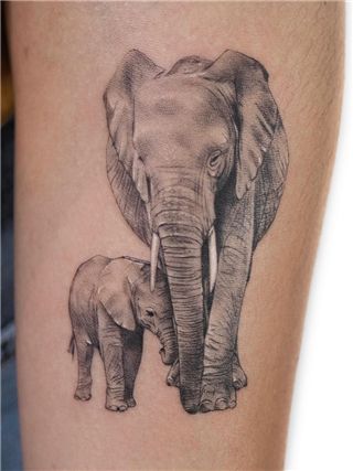 Tropisches Tattoo, Realistic Elephant Tattoo, Family Tattoos Ideas, Elephant Family Tattoo, Baby Elephant Tattoo, Wrist Tattoos Words, Cute Elephant Tattoo, Arm Tattoos For Guys Forearm, Family Tattoo Ideas