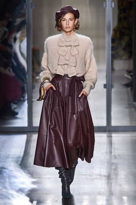 Zimmermann- Fall 19 Outfits With Air Force Ones, Outfits With Jordan 1s Fashion Styles, Winter Accessories Fashion, Magazine Fashion, Women Fashion Edgy, Outfits Winter, Accessories Fashion, Cold Season, 가을 패션