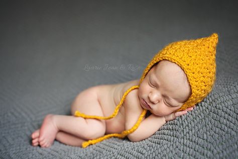 Pixie bonnet free crochet pattern by KT and the Squid Pixie Bonnet, Crochet Photo Props, Crochet Baby Bonnet, Bonnet Pattern, Pixie Hat, Bonnet Crochet, Crochet Gratis, Haken Baby, Newborn Crochet