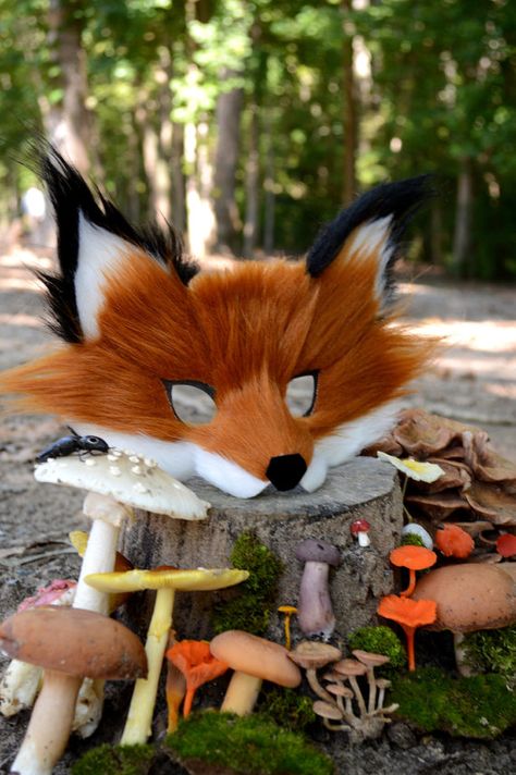 The most impressive handmade Halloween masks on Etsy. Who gets the best candy now? Fox Masks, Fox Costume, Mascaras Halloween, Felt Mask, Fox Mask, Book Week Costume, Paper Mask, Halloween Mask, Animal Masks