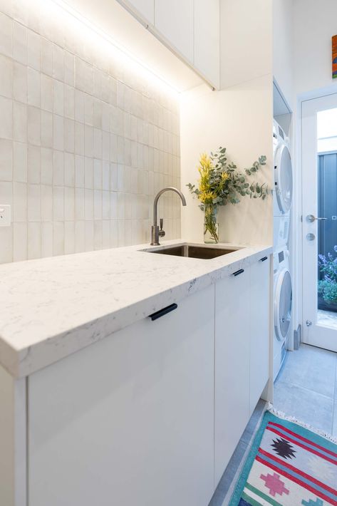 Textured Laundry & Vanity - Farquhar Kitchens Small Laundry Ideas, Laundry Splashback Tiles, Hamptons Laundry, Laundry Vanity, Laundry Splashback, Laundry Designs, Laundry Inspiration, Meditation Room Design, Splash Backs