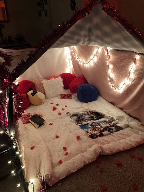 Pillow Fort Date Romantic, Romantic Pillow Fort, Pillow Fort Movie Night, Romantic Blanket Fort, Living Room Fort Date Night, Surprise Movie Night For Boyfriend, Fort Movie Night Date Ideas, Home Fort Date, Cute At Home Date Ideas Movie Nights