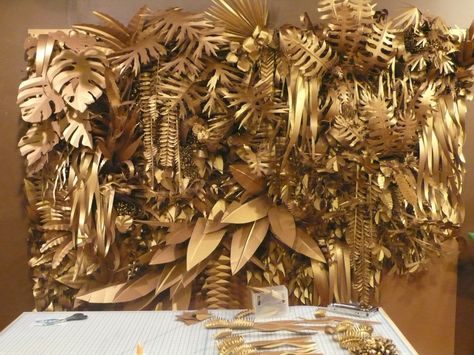 Gold Foliage-this feels a bit too tropical but I think there is something here for maybe repeating the gold pendants as a wall display somehow.. Party Fotos, Gold Spray Paint, Gold Spray, Deco Floral, Painted Leaves, Gold Party, Gold Paint, Visual Merchandising, Wedding Backdrop