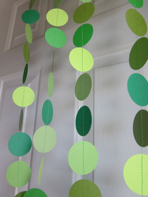 Diy Paper Garland, Diy Backdrops, Sant Patrick, Irish Theme, Bead Curtain, Irish Party, Circle Garland, St Patrick's Day Decorations, Holiday Photography