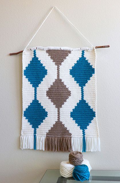 Crochet Wall Hanging Pattern Free, Tapestry Crochet Wall Hanging, Crochet Tapestries, Club Crochet, Crochet Hacks, Crochet Gift Ideas, Macrame Wall Hanging Tutorial, Crochet Wall Art, Crochet Hanging