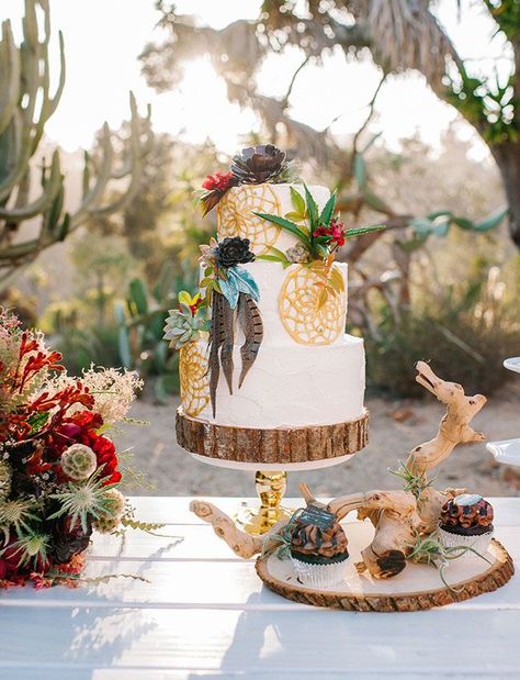 Bohemian dreamcatcher + feather cake Pocahontas Wedding, Dream Catcher Cake, Boho Cakes, Feather Cake, Native American Wedding, Boho Cake, Boho Wedding Cake, Wedding Cake Tops, Rustic Inspiration