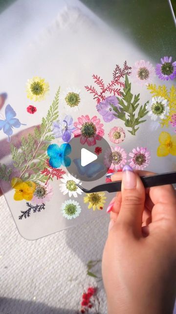 Perla Martinez on Instagram: "Let the delicate textures and vibrant colors brighten up your desk with this beautiful DIY Pressed Flower Clipboard!! 🌼   Comment “ME” for the list of supplies I used for this project ✨  The process was very simple! First, I sprayed the back side of the clear clipboard with iridescent acrylic sealer and arranged as many flowers as possible before it dried. Then, I applied light coats of the sealer until I was happy with it. Finally, I sprayed it once more to seal everything completely. When you turn the clipboard over, the top part will be completely flat for you to use.  I used a small amount of Mod Podge on a few heavier flowers. I recommend applying thin layers to avoid any clumping! 🥰 • • • #flowers #pressedflowers #pressedflowerart #pressedflower #diypr Clear Clipboard, Contact Paper Crafts, Acrylic Clipboard, Diy Clipboard, Mod Podge Gloss, Iridescent Acrylic, Aesthetic Diy, Flower Mirror, Pressed Flower Art