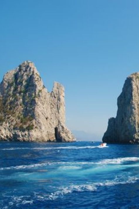 l’isola di Capri, isola mediterranea di grande fascino e bellezza, nel tempo meta di intellettuali, artisti e scrittori, tutti rapiti dalla sua magica bellezza Cambodia Travel, Italian Summer, Boat Tours, Amalfi, Europe Travel, Travel Destinations, Capri, Bucket List, Portugal