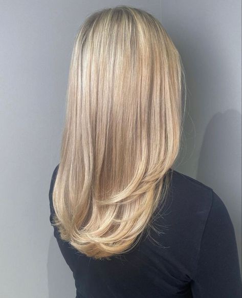 Simple Haircuts For Women Long Hair, Medium Hair Light Layers, Blonde Midlength Haircuts, Layers For Medium Length Hair Straight, Haircuts To Make Hair Look Thicker, Long Blended Layers Face Framing, Midlength Haircuts With Layers, Round Layers Haircut, Blonde Layered Hair