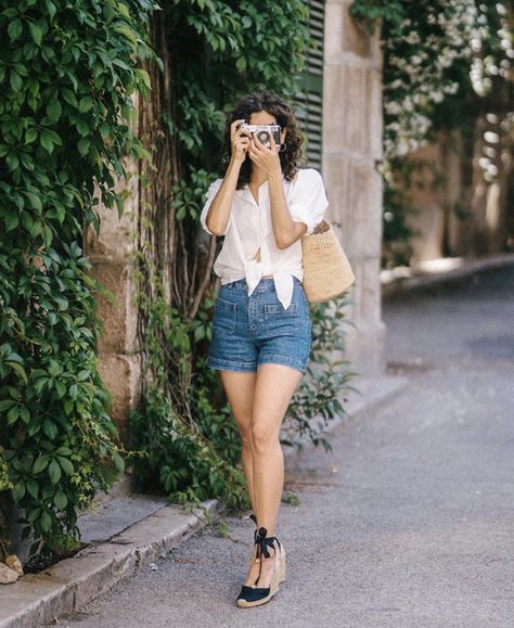 Lace Up Espadrilles Outfit, Espadrille Wedge Outfit, Espadrilles Outfit Summer, Summer Wedges Outfit, How To Style Espadrilles, Alpargatas Outfit, Spring Shorts Outfits, Wedge Outfit, Espadrilles Outfit