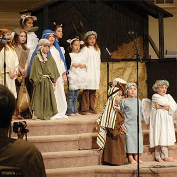 Christmas Skits, Christmas Stage Design, Live Nativity, Christmas Plays, Biblical Costumes, Church Christmas Party, Nativity Play, Nativity Ideas, Night In Bethlehem