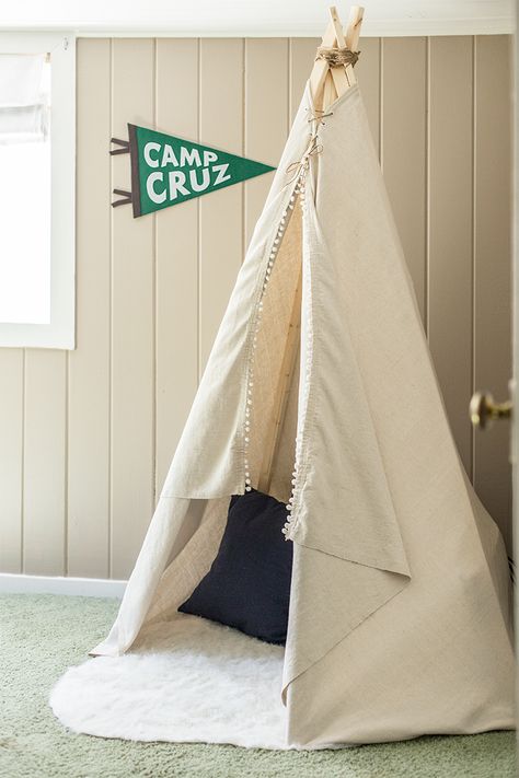 DIY Personalized Felt Pennant Flag for under $5! - Jenna Sue Design Blog Diy Felt Pennant, Rustic Wood Headboard, Teen Rooms, Jenna Sue Design, Jenna Sue, Kid Rooms, Boy’s Room, Small Bathroom Makeover, Felt Pennants