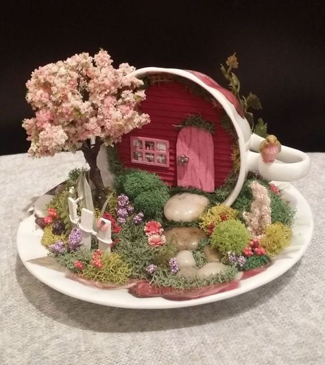 Fairy Garden Design Ideas, Christmas Fairy Garden, Indoor Fairy Gardens, Fairy Garden Ideas, Teacup Gardens, Teacup Crafts, Fairy Garden Designs, Fairy Garden Crafts, Mini Fairy Garden