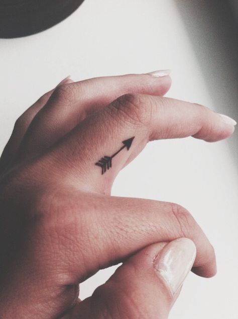 Arrow Finger Tattoo, Women's Back Tattoos, Side Finger Tattoos, Arrow Tattoo Finger, Arrow Tattoos For Women, Beachy Tattoos, Small Cross Tattoos, Finger Tattoo Ideas, Mini Tats