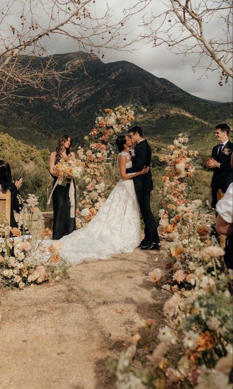 Neutral Tone Wedding Flowers, Brown Flowers Wedding, Neutral Autumn Wedding, Neutral Floral Arrangements, Neutral Wedding Florals, Terracotta Wedding Flowers, Terracota Wedding, Yandina Station, Aisle Florals