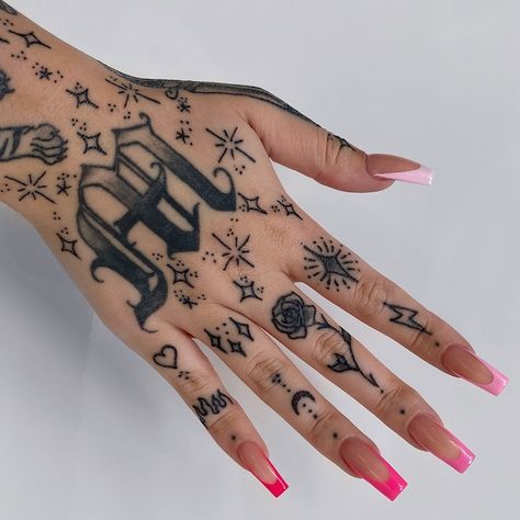 Traditional Hand Tattoos For Women, Blackout Sleeve Tattoo, Blackout Sleeve, Tattoos Floral, Traditional Hand Tattoo, Tattooed Models, Tattoos Watercolor, Toe Tattoos, Acrylic Nail Ideas