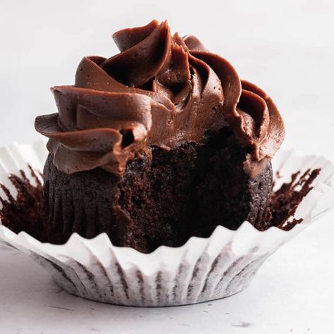 Healthy Cupcakes- Less than 150 calories! - The Big Man's World ® Date Frosting, Coconut Flour Chocolate Cake, Healthy Chocolate Cupcakes, Vegan Chocolate Ganache, Healthy Frosting, Bojon Gourmet, Healthy Cupcakes, Cupcake Recipes Chocolate, Unsweetened Applesauce