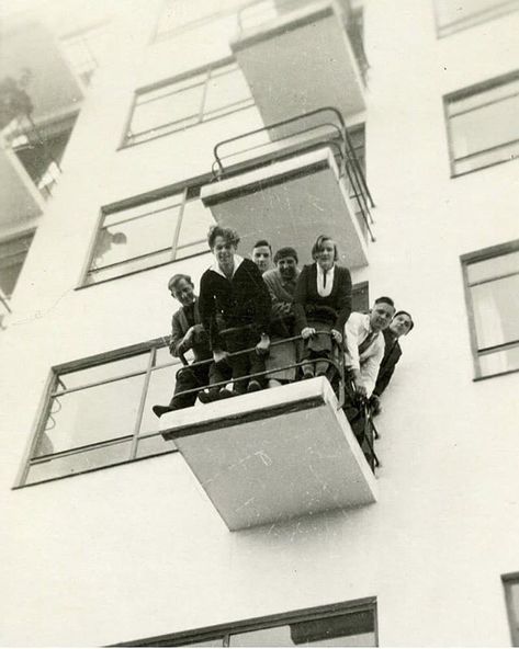 Architecture & art on Instagram: “Bauhaus students on a balcony of the studio building in #Dessau, #Germany, ca. 1931 or 1932. Photo..(Bauhaus Dessau Foundation)…” Bauhaus Building, Bauhaus Interior, Weimar Germany, Bauhaus Architecture, Bauhaus Movement, Bauhaus Art, Walter Gropius, The Bauhaus, Josef Albers