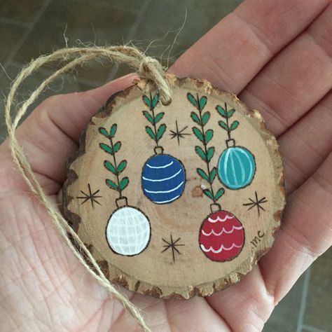 Ornaments Painted, Wood Slice Crafts, Painting Wood, Painted Christmas Ornaments, Wood Slice Ornament, Wood Christmas Ornaments, Wooden Christmas Ornaments, Wooden Ornament, Painted Ornaments