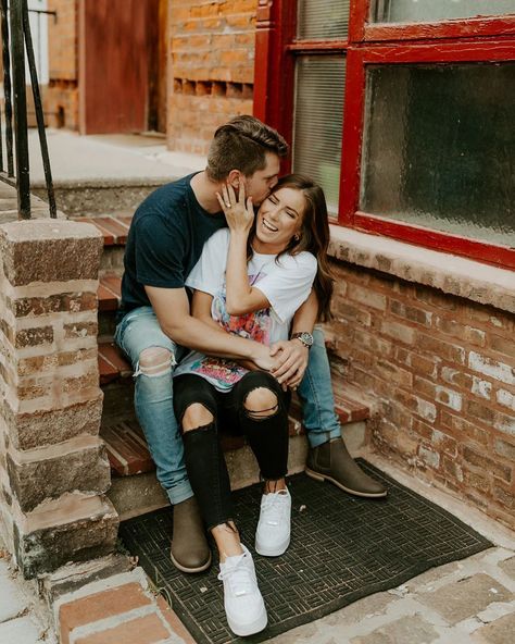 Photos Couple Mignon, Shooting Couple, Photographer Business, Engagement Pictures Poses, Pose Fotografi, Couple Picture Poses, Couple Photoshoot Poses, Cute Couple Poses, Photo Poses For Couples