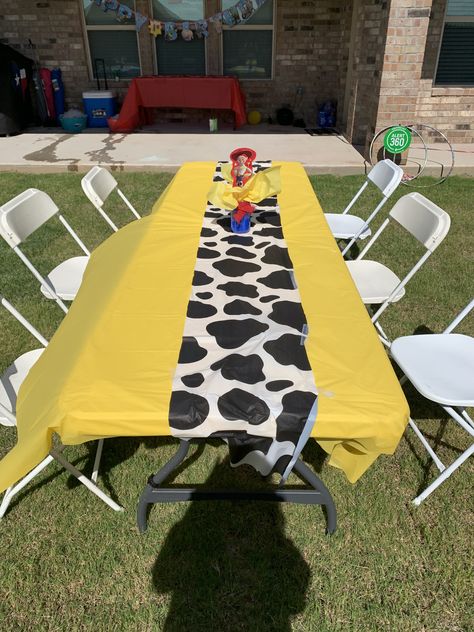 Toy Story Table Cloth Ideas, Toy Story Birthday Table Decorations, Toy Story Birthday Centerpiece Ideas, Outdoor Toy Story Party, Toy Story Table Centerpieces Diy, Toy Story Table Decorations Centerpieces, Toy Story Birthday Table Centerpieces, Diy Toy Story Centerpieces, Toy Story Birthday Party Table Ideas