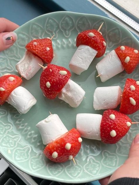 These Foods Are Surprisingly Best Kept Outside the Refrigerator Sommer Mad, Food Art For Kids, Cute Snacks, Easy Food Art, Healthy Dinner Recipes Chicken, Sweet Snacks Recipes, Fun Kids Food, Kids Snacks, Fun Snacks