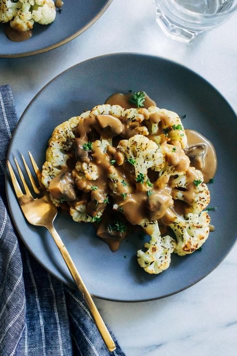 Vegetarian Cauliflower Steaks with Mushroom Gravy | Holiday main course recipe | ohmyveggies.com Cauliflower Steak, Vegan Main Course, Veggie Recipe, Cauliflower Steaks, Mushroom Gravy, Vegan Healthy, Main Course Recipes, Cauliflower Recipes, Healthy Vegetarian