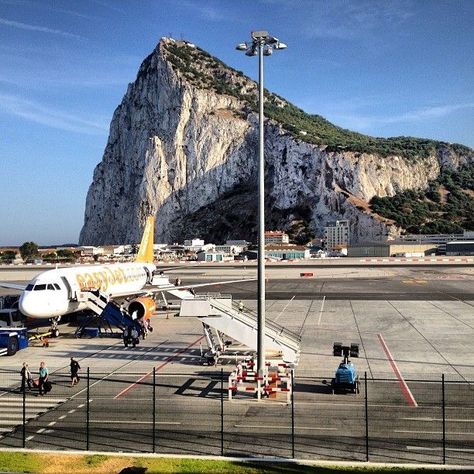 Gibraltar Airport, British Overseas Territories, Stunning Scenery, Military Aviation, United States Air Force, Travel Bug, Royal Air Force, Travel Bugs, Road Running