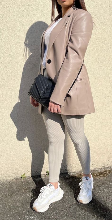 Birkenstock Outfit, Look Zara, Blouse Casual Fashion, Mode Zara, Fasion Outfits, Stylish Work Attire, Girl Attitude, Casual Day Outfits, Fashion Lookbook