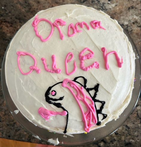 Funny home made birthday cake with dinosuar Easy Funny Cake Decorating, Funny Quote Birthday Cakes, Queen Birthday Cake, Meme Cakes Birthday, Cake Meme, Queens Birthday Cake, Meme Birthday Cake Funny, Make Birthday Cake, Icing Design