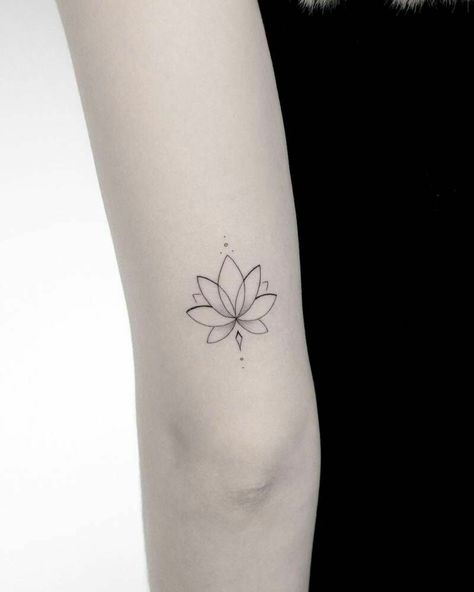 Lotus Flower Tattoo Wrist, Simple Lotus Tattoo, Lotusblume Tattoo, Tricep Tattoos, Small Lotus Tattoo, Butterfly Tattoos On Arm, Lotus Flower Tattoo Design, Lotus Tattoo Design, Flower Wrist Tattoos