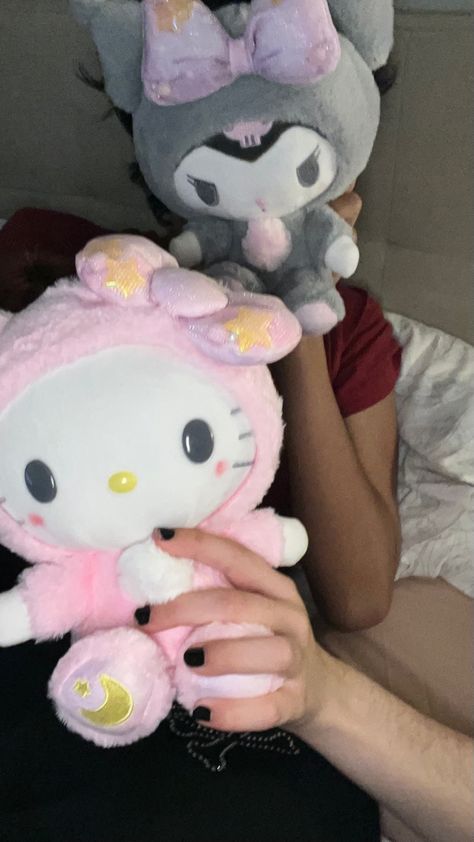 sanrio, plushies, hello kitty, kuromi, kawaii, cute, couple Matching Plushies For Couples, Sanrio Plush Aesthetic, Hello Kitty And Her Boyfriend, Hugging Plushie Pose, Couple Plushies, Hello Kitty Boyfriend, Matching Plushies, Matching Things, Sanrio Plushies