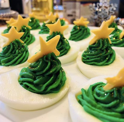 Merry Christmas festive holiday deviled egg trees appetizers  DIY piping green food dye, edible gold glitter dust with an American cheese star to top it off Xmas Deviled Eggs, Devilled Eggs Christmas, Christmas Pick Ups Food, Christmas Themed Hors D'oeuvres, Deviled Egg Christmas Tree, Green Christmas Food Ideas, Red And Green Christmas Food, Red And Green Food Christmas Parties, Christmas Party Dips Holiday Appetizers