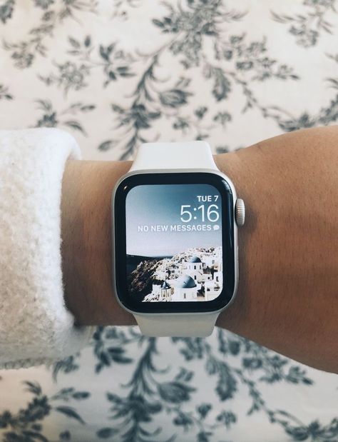 Apple Watch Aesthetic, Apple Watch White, Watch Aesthetic, Apple Watch Fashion, White Apple, Gadgets Technology Awesome, Cool Electronics, Apple Watch Accessories, Watch Wallpaper