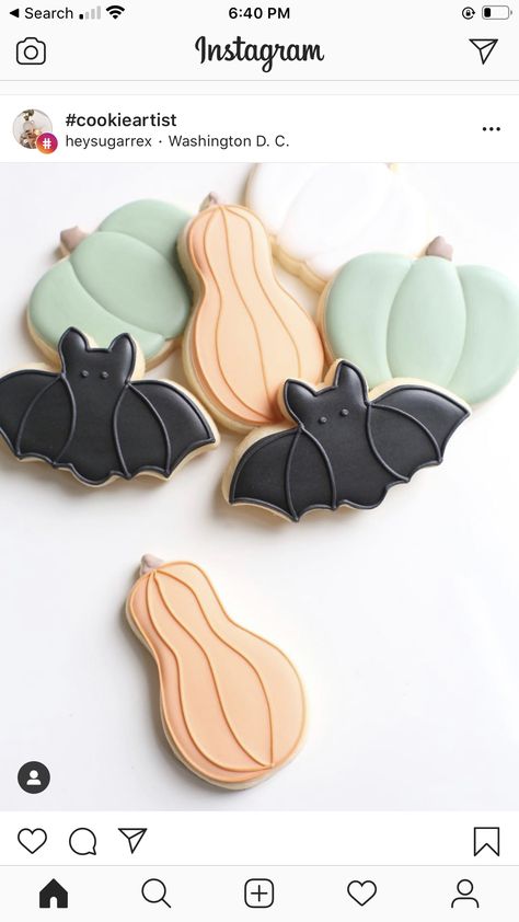 Halloween Bat Cookies Decorated, Bat Cookies Royal Icing, Bat Cookies Decorated, Witch Cookies Decorated, Bat Sugar Cookies, Halloween Bat Cookies, Bat Cookies, Halloween Sugar Cookies Decorated, Witch Cookie