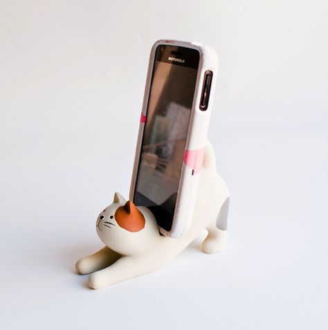 Concumbre Cat Cellphone Stand Calico Cell Phone Stand, White Cats, Diy Clay Crafts, Cat Accessories, Cat Stuff, Iphone Accessories, Phone Stand, Diy Clay, Polymer Clay Crafts