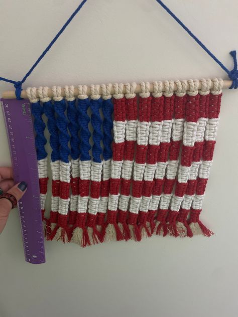 Flag Macrame, American Flag Crafts, Diy Furniture Building, Flag Crafts, Fiber Art Projects, Feather Flags, Furniture Building, American Flags, Yarn Wall Hanging