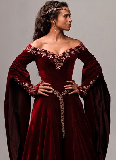 Gwen Medieval Queen Dress, Moda Medieval, Medieval Gown, Jessica Day, Fest Outfits, Fantasy Dresses, Velvet Gown, Medieval Costume, Queen Dress