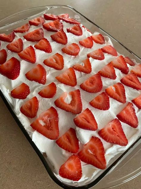 Best Strawberry Poke Cake – 99easyrecipes Strawberry Poke Cake, Pumpkin Poke Cake, Strawberry Poke Cakes, Chocolate Poke Cake, Strawberry Pie Filling, White Chocolate Strawberries, Strawberry Delight, Cake Strawberry, Strawberry Slice