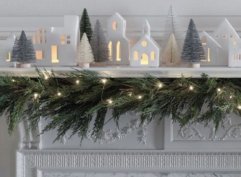 Minimalist Christmas Decor, Christmas Decor Inspiration, Christmas Themes Decorations, Christmas Interiors, Christmas Mantle, Christmas Fireplace, Christmas Home Decor, Christmas Mood, Modern Christmas