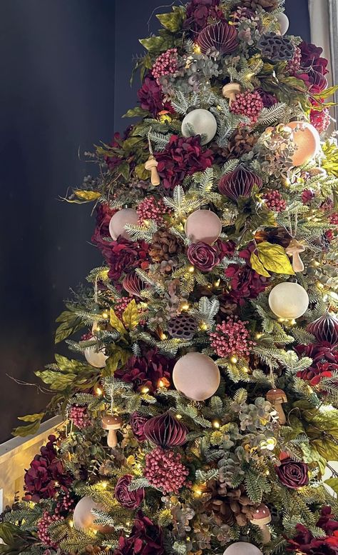 Chromas Trees Ideas, Christmas Tree Ideas Colourful, Christmas Decor Colour Schemes, Christmas Tree Color Schemes 2024, Christmas Moody Decor, Christmas Tree Decor Color Ideas, Flower Themed Christmas Tree, Witchy Christmas Tree Ideas, Enchanted Christmas Tree